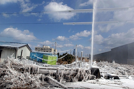 　東北の海岸で損傷を受けた水道管から凍るほど冷たい水が噴き出している（2011年3月11日撮影）。

　日本北部の気温の低さが、状況をいっそう複雑にしている。
