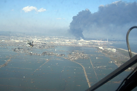 　仙台市近郊上空から撮影されたこの写真は、人道支援が必要とされる深刻な被害状況を写し出している。