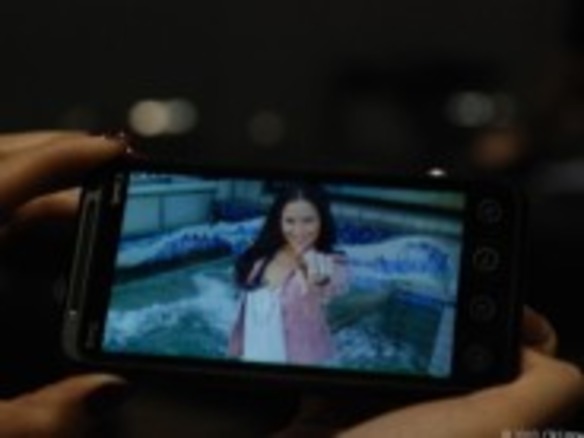 フォトレポート：3D対応のAndroid携帯「HTC Evo 3D」