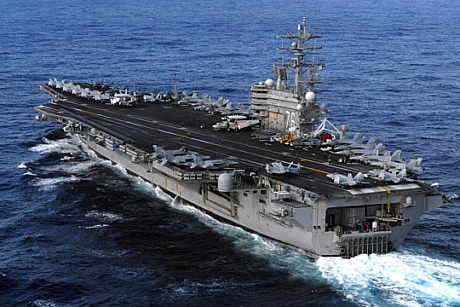 　2011年3月12日、震災後の人道支援活動のために第7艦隊の担当海域を日本に向けて航行中のRonald Reagan。