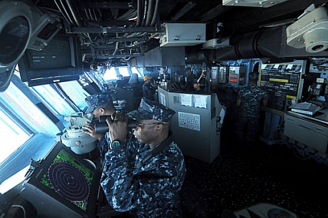 　強襲揚陸艦「USS Essex」を救援活動Operation Tomodachiの一環として日本の海岸へと向ける制御室内部の乗組員たち。