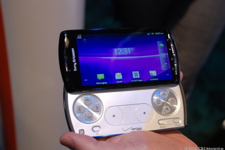 　現在開催中のCTIA Wireless 2011の会場にて、Verizon Wireless向けに提供されるSony Ericsson製「Xperia Play」を触ることができた。Sony Ericssonは同端末を4月末から5月初旬にかけて米国で発売する予定であることを明らかにした。

　Verizon版Xperia Playの外観。ゲーム用コントロールの下にキャリアのロゴが入っている点以外はMobile World Congressでみたときのものと変わらない。