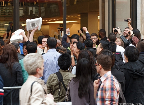 　iPad 2を最初に手にした人たちの一群が店舗前に現れる。