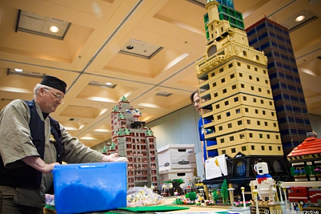 　作業を仕上げる人の姿。LEGOシティには20階以上の高層ビルがある。
