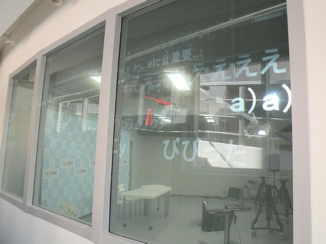 　スタジオで収録されている生放送へのコメントはスタジオのガラス上に映し出されるため、ニコニコ本社の外からも見ることができる。