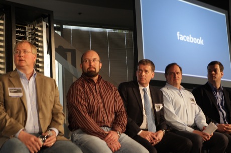　Facebookのイベントに登場したデータセンター開発に関する識者ら（左から）：Rackspace HostingのCEOであるLanham Napier氏、Facebookのハードウェアデザインおよびサプライチェーン担当ディレクターのFrank Frankovsky氏、米エネルギー省のMike Locatis氏、Zyngaの最高技術責任者（CTO）のJason Allen氏、Dellのワールドワイドサーバプラットフォーム担当ゼネラルマネージャーのForrest Norrod氏。