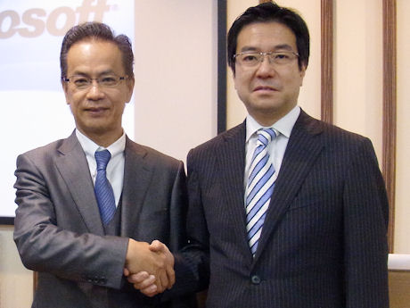 トヨタ自動車常務執行役員の友山茂樹氏（左）と日本マイクロソフト代表執行役社長の樋口泰行氏（右）