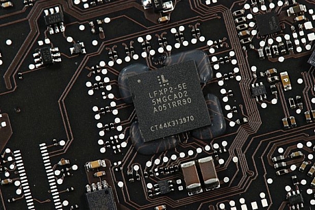 　Lattice Semiconductorの「LFXP2-5E」。