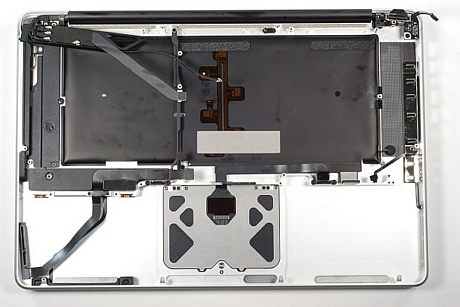 　この段階では、ケースには手をつけないでおく。MacBook Proの内部リボンケーブルの多くは接着剤でケースに固定されている。はがしてケーブルを傷つけることは避けたい。