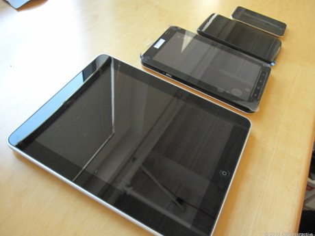 IDCによると、タブレットの成功によって、人々がもはや仕様だけをみてPCを買おうとはしないことが示されたという。写真は、手前から奥に向かって、「iPad」「GALAXY Tab」「Dell Streak」「iPod touch」。