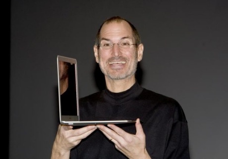 　MacWorld 2008で超薄型軽量の「MacBook Air」を手にするSteve Jobs氏。