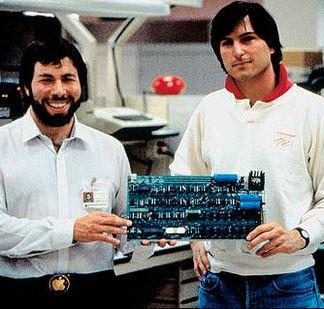 　新たに創設されたApple Computersで第1世代Appleのマザーボードを手にポーズをとる両氏。