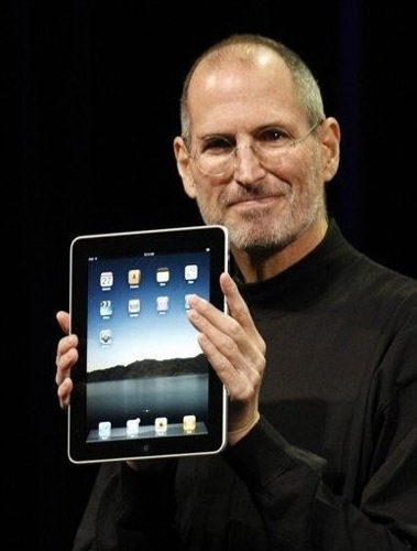 　iPadを紹介するSteve Jobs氏。