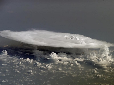 　この写真には、アフリカ上空の途方もない大きさの積乱雲が写っている。