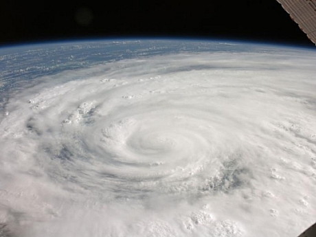 　これは国際宇宙ステーションから撮影したハリケーンアイクの写真だ。2008年9月13日にテキサス州を襲ったこの大型ハリケーンは、米国に最も大きな被害をもたらしたハリケーンの1つである。