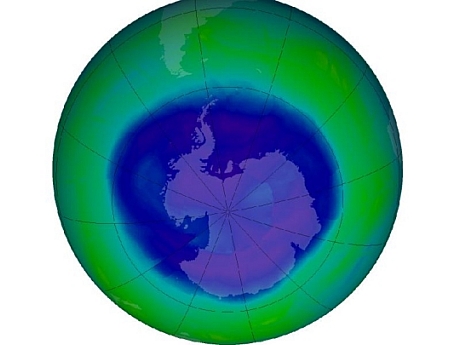 　NASAによると、南極のオゾンホールは2008年9月12日に年最大値に達したという。NASAの衛星「Aura」に搭載されたオゾン監視装置のデータを基に計算すると、オゾンホールは1050万平方マイル（約1680万平方km）以上拡大した。
