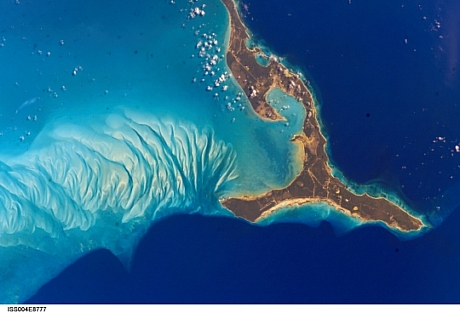 　この驚くべき画像に写っているのは、バハマのエリューセラ島だ。2002年に国際宇宙ステーションから撮影。