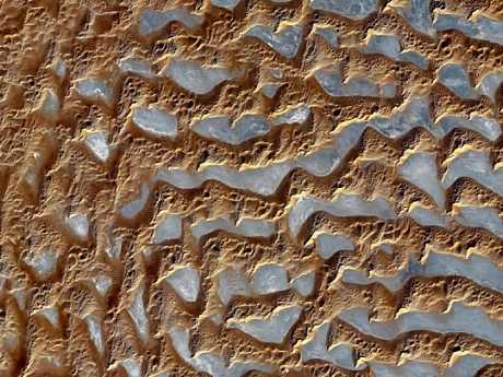 　これは世界最大の砂漠の1つであるラブアルカーリ砂漠の画像だ。ルブアルハリ砂漠はイエメン、オマーン、アラブ首長国連邦の一部を含むアラビア半島南部の3分の1に広がっている。