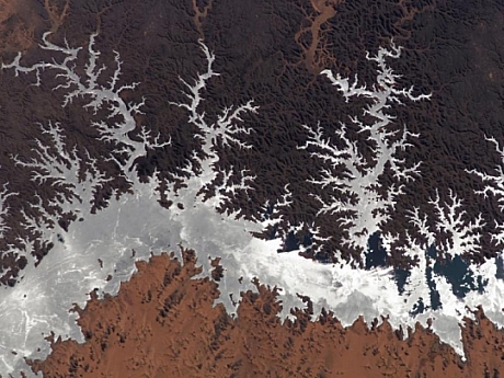 　この美しい画像はエジプトのナセル湖だ。2005年1月に国際宇宙ステーションから撮影された。