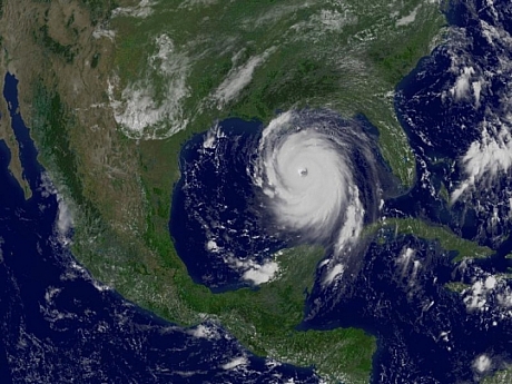 　2005年8月29日、ハリケーンカトリーナがまさに米国湾岸地域を直撃しようとしているときの画像。