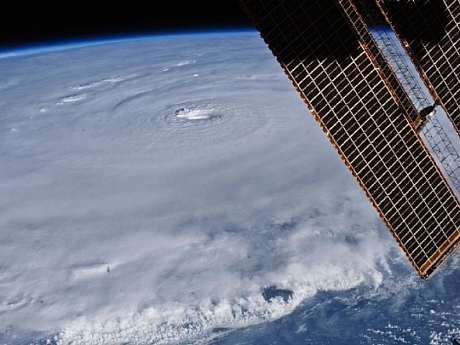 　2010年8月30日、国際宇宙ステーションの搭乗員は、プエルトリコ北東のハリケーンアールの驚くべき光景を目にすることができた。アールは最大風速が時速135マイル（約216km）で、サファ・シンプソン・ハリケーン・スケールでカテゴリー4（最大はカテゴリー5）のハリケーンだった。