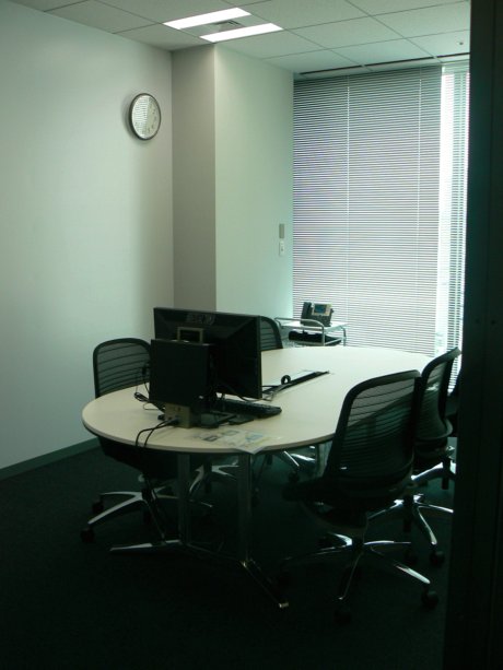 【2011年4月の新オフィスの写真】
新オフィスは会議室も大人っぽくなった。和室のように靴を脱ぐ必要がないため、素早く会議を始められそうだ。