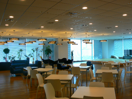 【2011年4月の新オフィスの写真】
新オフィスのカフェスペースはまるでレストランのような雰囲気。テーブル席、ソファ席、奥には畳のスペースもある。