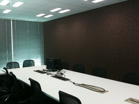【2011年4月の新オフィスの写真】
こちらの会議室は壁がヒョウ柄。抑えた色味が高級感を漂わせている。