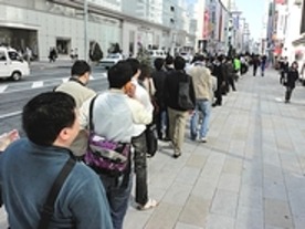「iPad 2」が日本でも発売--アップルストア銀座には長蛇の列