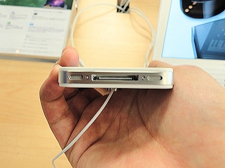 iPhone 4ホワイトモデルの底部。