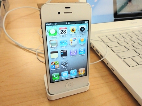 こちらはiPhone 4のホワイトモデル。