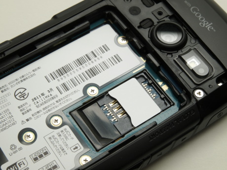 SIMスロットとmicroSDHC/SDカードスロットはバッテリを外してアクセスする。