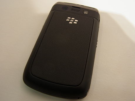 　BlackBerry Bold 9780の背面。
