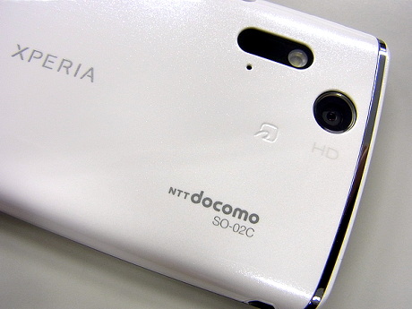 　Xperia acro（SO-02C）が搭載しているカメラは、裏面照射型CMOSセンサ「Exmor R for mobile」を採用している。画素数は810万画素と、前機種のXperia arc（SO-01C）と同等だ