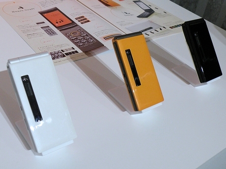 待受けやメールが楽しくなるアプリ「アトリエペンギン」を搭載した防水、防じんモデル「CA007」（カシオ計算機製）。カラーバリエーションは、サンナップオレンジ、コットンホワイト、スターリーブラックの3色。