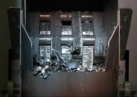 　破壊プロセスの次の段階では、ドライブをシュレッダーに通して粉々にする。