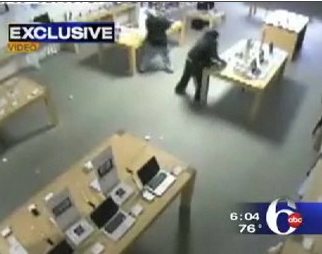 　盗難に見舞われたことも。ニュージャージー州サガモアの店舗では、31秒のうちにフロアにあったiPhoneやiPod、MacBook Proなどが盗まれた。