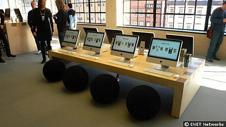 　Apple Storeには子どもたちがマシンを試せるように、背の低いテーブルも用意されている。