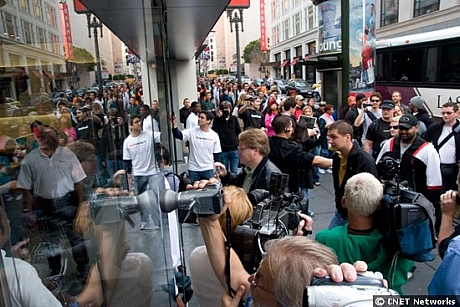 　2009年に「iPhone 3」が発売されたときは、前日からサンフランシスコの店舗前に行列ができた。
