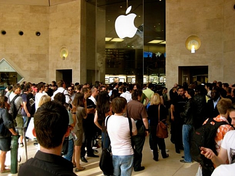 　2010年は「iPhone 4」の発売で店舗前に行列が。こちらはパリのオペラ座横の店舗にて。