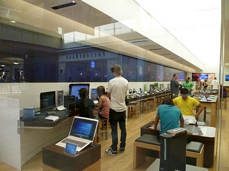 　Microsoftはここ数年Appleを意識して、直営小売店舗を展開している。こちらはMicrosoftがアリゾナ州スコッツデールに開いた店舗。一方、次のページの写真は同じくアリゾナ州スコッツデールにあるApple Store。