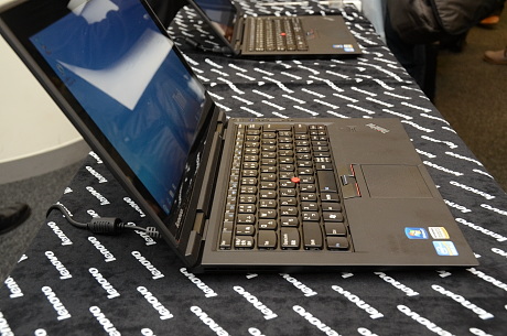 　液晶画面は、ThinkPad伝統の180度まで開く。
