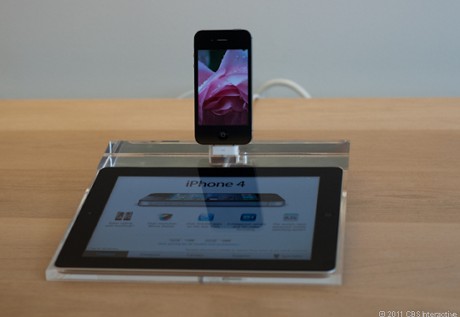 　iPhoneのような小さいデバイス用にはドッキング部分も備わっており、ユーザーが手に取っていない時は製品を置くことができる。