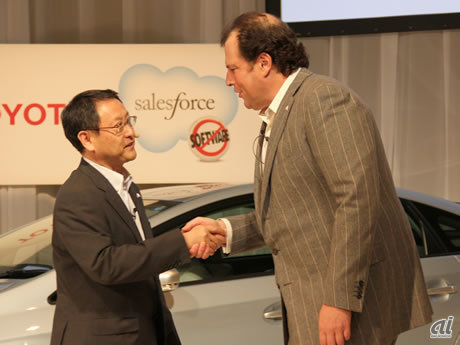  「トヨタフレンド」構築に関する業務提携で握手を交わすトヨタ社長の豊田章男氏（左）と、米Salesforce.com CEOのMarc Benioff氏