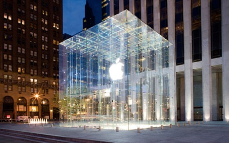 　米国時間5月19日、Appleの小売店であるApple Storeが第1号店の開店から10周年を迎えた。そこで、世界各国にあるApple Storeから印象的な店舗、または、注目に値する店舗を米CNETが選んだ。

　Apple Storeは現在、320店舗以上あるが、その大半は米国内にある。Appleは2011年内に40店舗以上を建設し、そのうち30店舗は米国外となる予定だ。

　この画像は、Apple Storeの象徴ともいえるニューヨークの五番街店。実際の店舗は地下にある。コーネル大学が2009年に実施した調査によれば、同店は、ニューヨークで最も写真が撮影された場所であり、かつ、旅行者や地元の人々が最も訪れた場所だという。