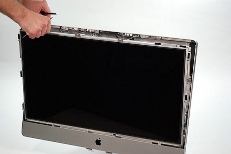 　LCDアセンブリをケースから取り外す。