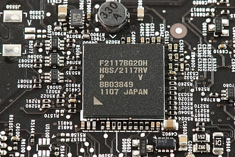 　「F2117BG20H H82/2117RV」という印字のあるチップ。
