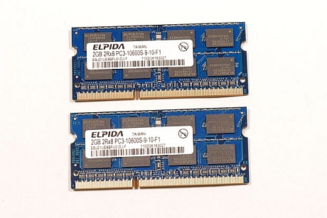 　エルピーダメモリの2GバイトSDRAMチップ「PC3-10600S9-10-F1」。