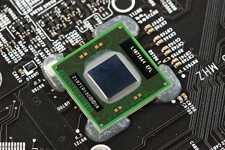 　Intelの「107IA64 EFL」Thunderbolt IC。