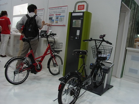 　携帯電話を活用した「サイクルシェアリング」は、自転車をどこでも借りられてどこでも返せる自転車共同利用サービスだ。2011年4月から3年間、横浜市と協業で実証実験を行っているという。設置された端末からその場でいつでも会員登録ができ、あらかじめ申請する必要などがない。また、FeliCa搭載の携帯電話やカードをキーにできるのも特長のひとつ。